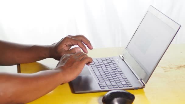 Mãos Masculinas Digitando Teclado Laptop — Vídeo de Stock