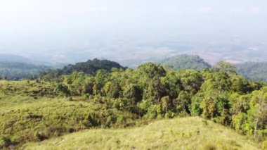 Erkek yürüyüşçüyle güzel bir dağ manzarası