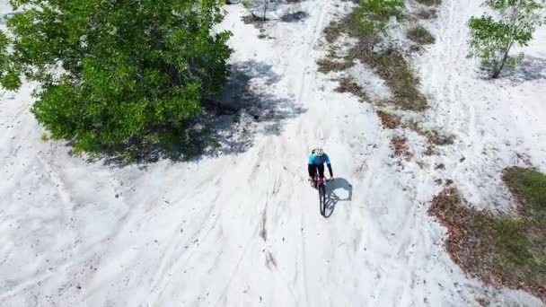 Ασιάτης Κάνει Ποδήλατο Στα Βουνά Μια Ωραία Μέρα Έννοιες Άσκησης — Αρχείο Βίντεο