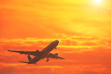 Havaalanından kalkan bir yolcunun silüeti. Covid-19 krizinden sonra turizm konsepti