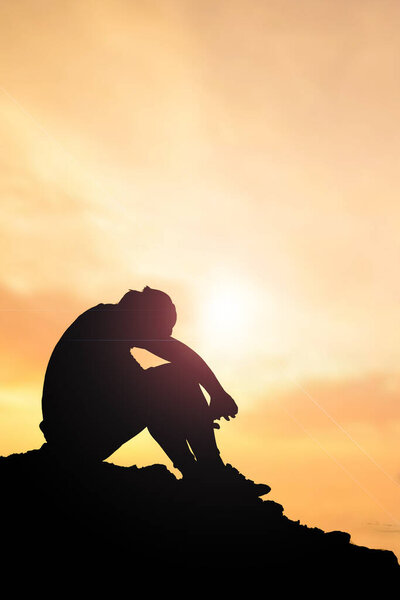 Безработный сидел с опущенной головой в отчаянии..