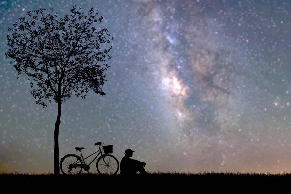 Ein Mann Sitzt Allein Zwischen Den Sternen Und Der Milchstraße — Stockfoto