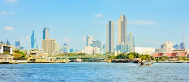 22 Ocak 2022 'de Bangkok, Tayland' daki Chao Phraya Nehri 'ndeki bir gemi gezisinde...