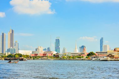 22 Ocak 2022 'de Bangkok, Tayland' daki Chao Phraya Nehri 'ndeki bir gemi gezisinde...