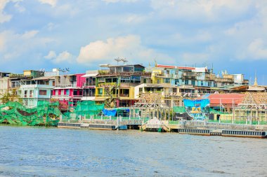 22 Ocak 2022 'de Bangkok, Tayland' daki Chao Phraya Nehri 'ndeki bir gemi gezisinde...