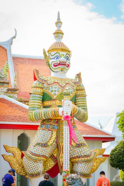 22 Ocak 2022 'de Bangkok, Tayland' daki Chao Phraya Nehri 'ndeki bir gemi gezisinde...