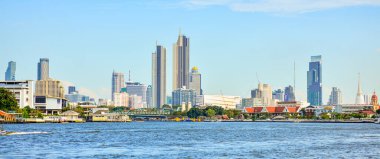 22 Ocak 2022 'de Bangkok, Tayland' daki Chao Phraya Nehri 'ndeki bir gemi gezisinde...