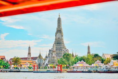 22 Ocak 2022 'de Bangkok, Tayland' daki Chao Phraya Nehri 'ndeki bir gemi gezisinde...