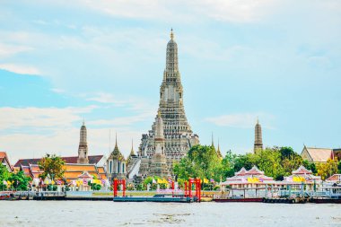 22 Ocak 2022 'de Bangkok, Tayland' daki Chao Phraya Nehri 'ndeki bir gemi gezisinde...