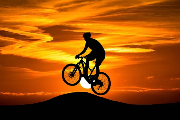 Arka Planda Batan Güneş Olan Bir Aksiyon Bisikletçisi Silueti Aksiyon — Stok fotoğraf