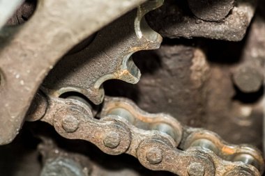Bakım eksikliğinden dolayı kirli ve paslı zincirler. Makine parçalarının kirliliği kavramı