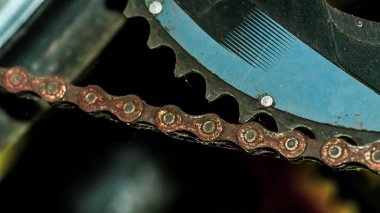 Bakım eksikliğinden dolayı kirli ve paslı zincirler. Makine parçalarının kirliliği kavramı