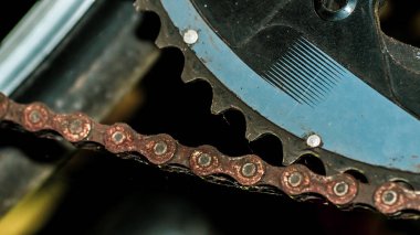 Bakım eksikliğinden dolayı kirli ve paslı zincirler. Makine parçalarının kirliliği kavramı