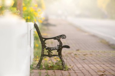 Parkta boş bir sandalye. Yalnızlık ve yalnızlık kavramı