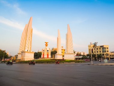 5 Ağustos 2020 'de Bangkok, Tayland' da çiçek bahçeli demokrasi abidesi süslendi.
