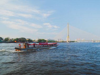 Rama VIII veya 8 Köprüsü, Tayland 'ın başkenti Bangkok' taki Chao Phraya Nehri 'nden geçen bir köprü. Asya.