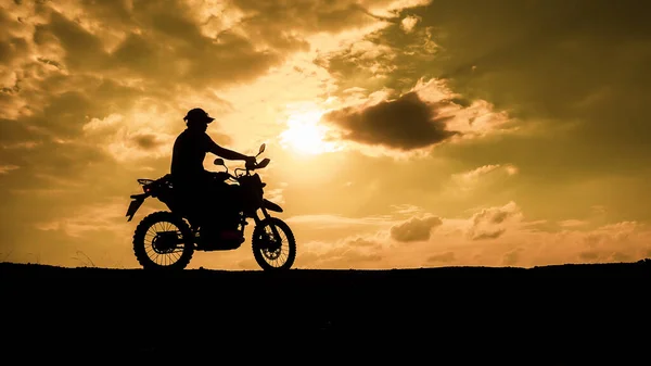 오토바이를 여행하는 사람들 오토바이를 관광객 남성의 아이디어 — 스톡 사진