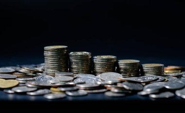 Para biriktirme, para biriktirme ve para yönetme kavramı. Bozuk para yığınları yükseklik sırasına göre dizilmiştir..