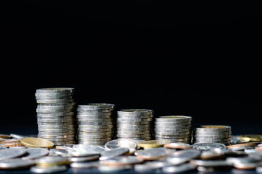 Para biriktirme, para biriktirme ve para yönetme kavramı. Bozuk para yığınları yükseklik sırasına göre dizilmiştir..