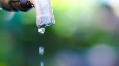 Su kıtlığı konsepti. Su rezervleri kuraklıktan dolayı çok az akıyor.