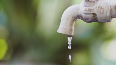 Su kıtlığı konsepti. Su rezervleri kuraklıktan dolayı çok az akıyor.