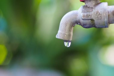 Su kıtlığı konsepti. Su rezervleri kuraklıktan dolayı çok az akıyor.