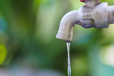 Su kıtlığı konsepti. Su rezervleri kuraklıktan dolayı çok az akıyor.