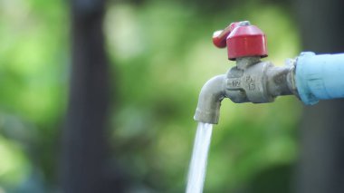 Su yönetimi kavramı ve su kaynakları bolluğu musluğun büyük bir su akışı var çünkü iyi bir su yönetimi var..