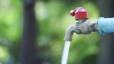 Su yönetimi kavramı ve su kaynakları bolluğu musluğun büyük bir su akışı var çünkü iyi bir su yönetimi var..