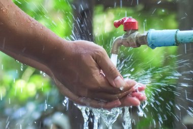 Su yönetimi kavramı ve su kaynakları bolluğu musluğun büyük bir su akışı var çünkü iyi bir su yönetimi var..