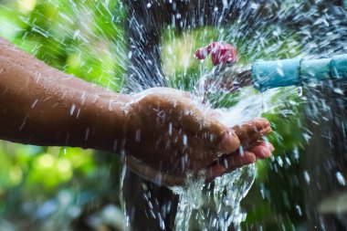 Su yönetimi kavramı ve su kaynakları bolluğu musluğun büyük bir su akışı var çünkü iyi bir su yönetimi var..