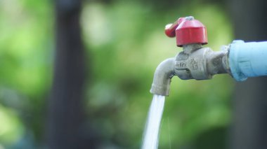 Su yönetimi kavramı ve su kaynakları bolluğu musluğun büyük bir su akışı var çünkü iyi bir su yönetimi var..
