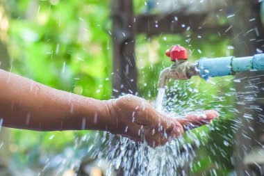 Su yönetimi kavramı ve su kaynakları bolluğu musluğun büyük bir su akışı var çünkü iyi bir su yönetimi var..