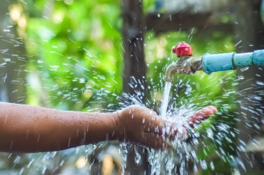 Su yönetimi kavramı ve su kaynakları bolluğu musluğun büyük bir su akışı var çünkü iyi bir su yönetimi var..