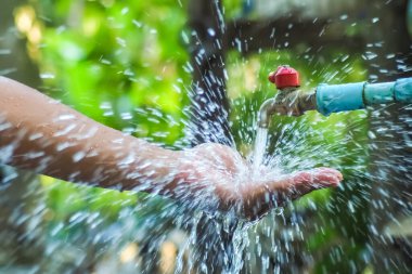 Su yönetimi kavramı ve su kaynakları bolluğu musluğun büyük bir su akışı var çünkü iyi bir su yönetimi var..