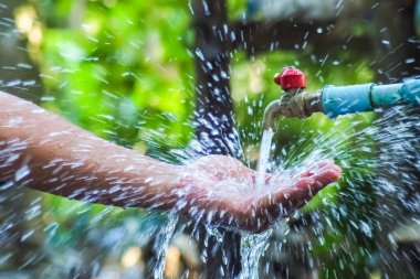 Su yönetimi kavramı ve su kaynakları bolluğu musluğun büyük bir su akışı var çünkü iyi bir su yönetimi var..