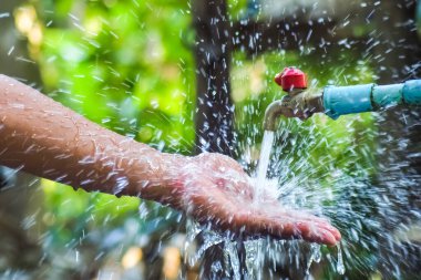 Su yönetimi kavramı ve su kaynakları bolluğu musluğun büyük bir su akışı var çünkü iyi bir su yönetimi var..
