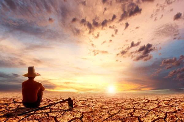地球温暖化による干ばつのために絶望している農民 干ばつや環境の概念は — ストック写真