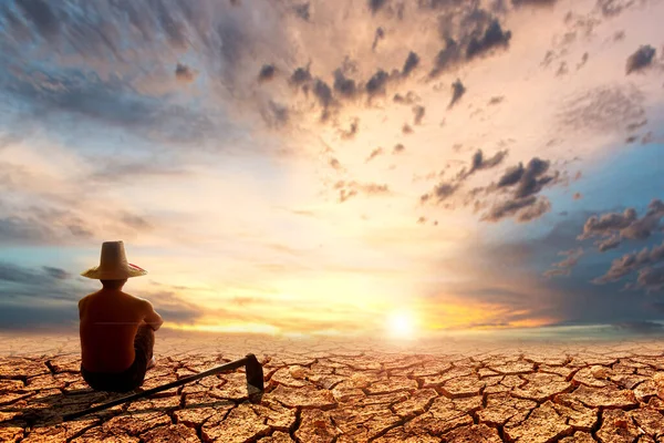 地球温暖化による干ばつのために絶望している農民 干ばつや環境の概念は — ストック写真