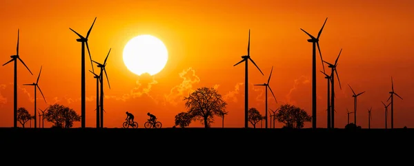 Sauberes Energiekonzept Radfahrer Einem Schönen Windmühlenfeld Das Strom Erzeugt — Stockfoto