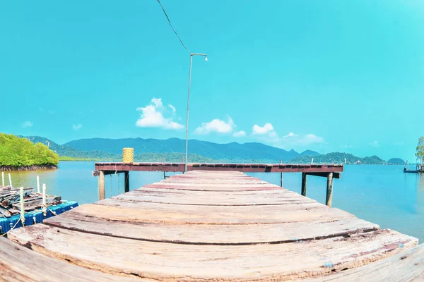 Mangrov Ormanının Doğasındaki Ahşap Köprü Yolu Bir Deniz Manzarasına Sahiptir — Stok fotoğraf