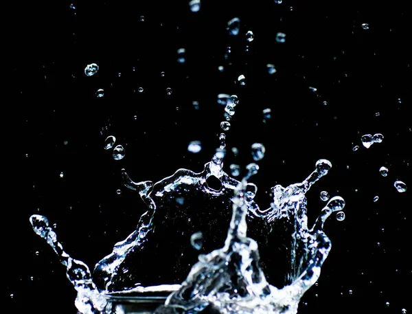 Water Verspreid Een Zwarte Achtergrond Water Spat Een Zwarte Achtergrond — Stockfoto