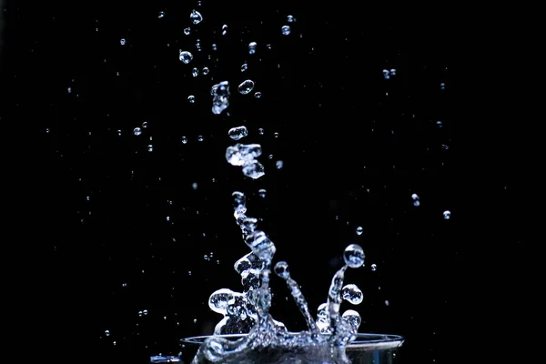 Fekete Alapon Szétszórt Víz Víz Fröccsent Fekete Háttér Elszigetelt Splash — Stock Fotó