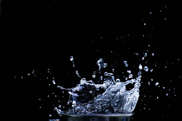 Wasser Auf Schwarzem Hintergrund Verstreut Wasser Plätschert Vor Schwarzem Hintergrund — Stockfoto