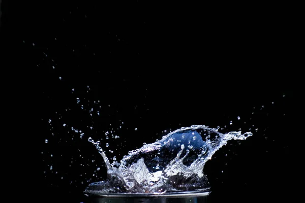 Agua Esparcida Sobre Fondo Negro Agua Salpicando Sobre Fondo Negro —  Fotos de Stock