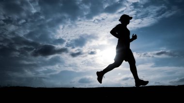 Siluet Adam akşam koşuyor