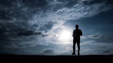 Siluet Adam akşam koşuyor