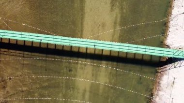 Doğa arka planında adn nehrinin hava görüntüsü