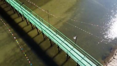 Doğanın arka planında köprüde yürüyen bir adamın havadan görünüşü
