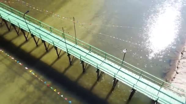 Vista Aérea Del Puente Adn Río Sobre Fondo Natural — Vídeo de stock